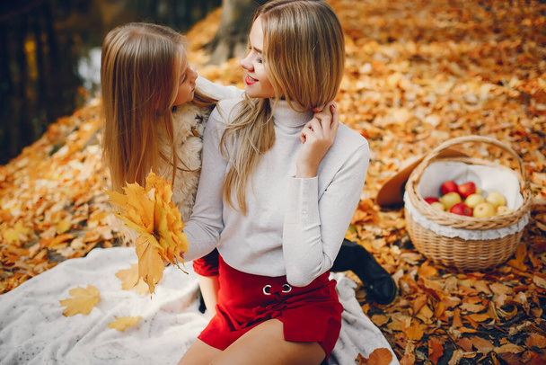 Fashionable mother with daughter. Family in a autumn park. - Foto, immagini