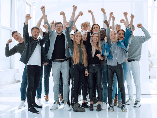 разнообразная группа счастливых молодых людей, стоящих вместе
 - Фото, изображение