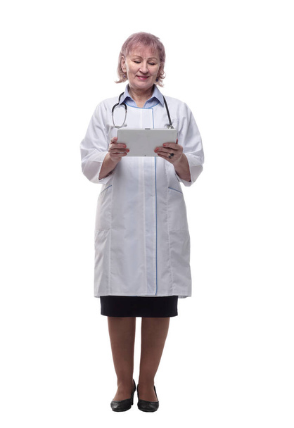 Dijital tabletli kadın doktor. bir beyaz üzerinde izole - Fotoğraf, Görsel