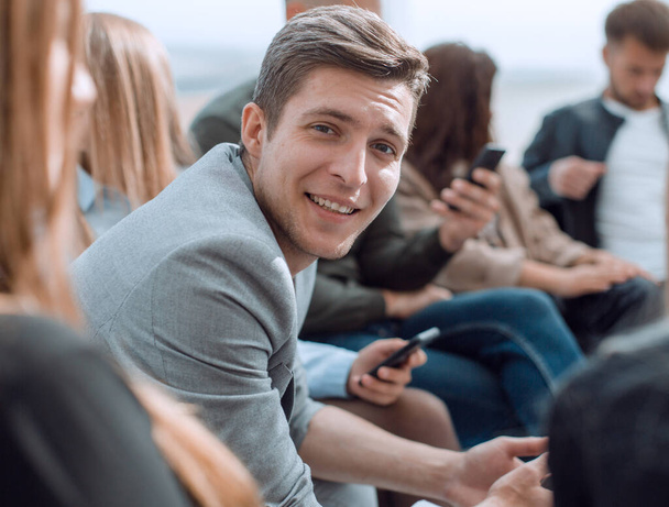 smiling guy sitting in a circle at a group meeting - Foto, Imagem