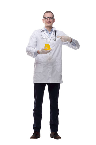 junge Wissenschaftlerin zeigt einen Laborkolben. isoliert auf einem weißen - Foto, Bild
