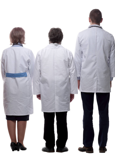 grupa wykwalifikowanych lekarzy patrzących na biały ekran. izolowany  - Zdjęcie, obraz