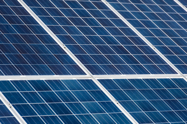  солнечные батареи на электростанции - Фото, изображение