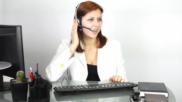 Mulher de negócios trabalhando com fone de ouvido
 - Filmagem, Vídeo