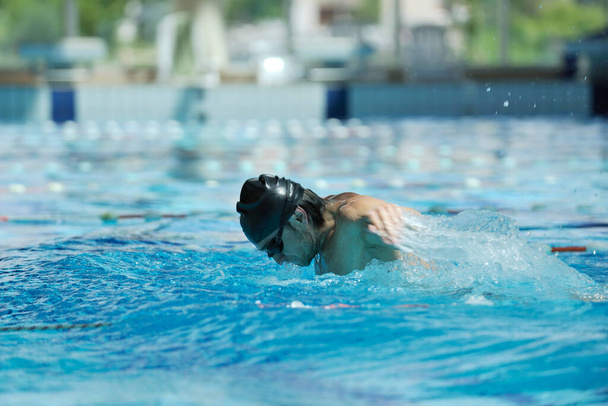 atleta masculino está nadando en la piscina  - Foto, imagen