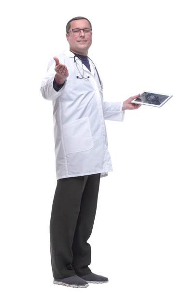 in full growth. friendly doctor with a digital tablet looking  - Foto, imagen