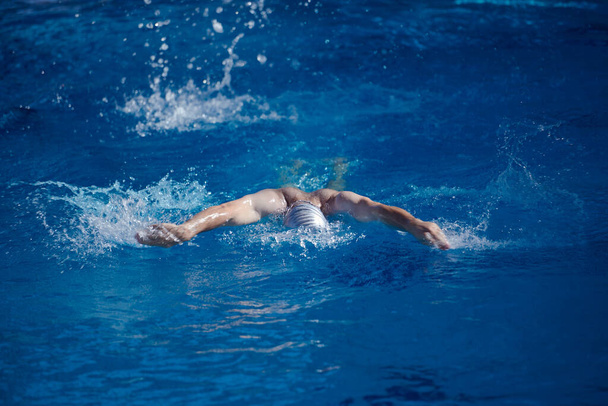 ejercicio de nadador en la piscina cubierta - Foto, Imagen