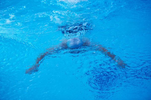 nuotatore esercizio sulla piscina coperta - Foto, immagini