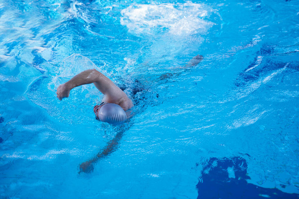 плавальні вправи на критому басейні
 - Фото, зображення