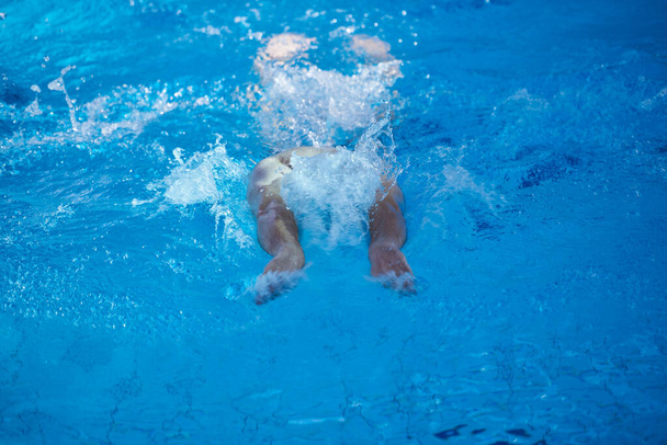 exercice de nageur sur piscine intérieure - Photo, image