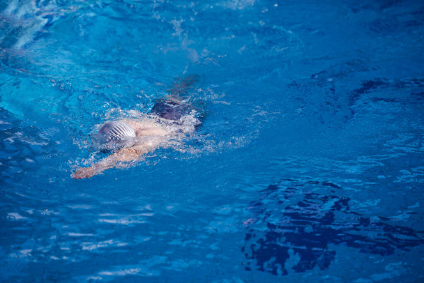 Schwimmer üben im Hallenbad - Foto, Bild
