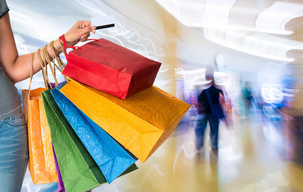 femme tenant des sacs à provisions et carte de crédit - Photo, image