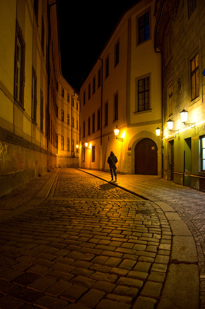 Άνθρωπος περπατώντας γύρω από το δρόμο της παλιάς πόλης τη νύχτα σε Pragu - Φωτογραφία, εικόνα