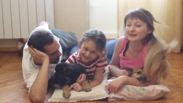 İki köpek ile genç aile - Video, Çekim