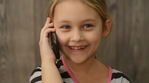 Little girl with mobile phone - Filmmaterial, Video