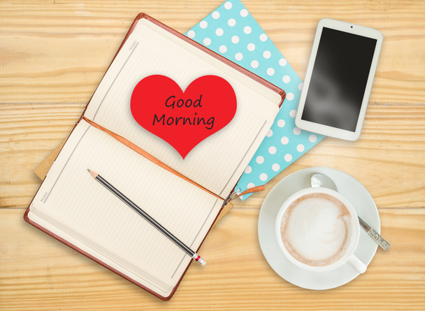Dobré ráno, na notebook s chytrý telefon a šálek kávy na dřevo - Fotografie, Obrázek