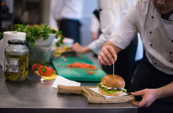 chef acabado hamburguesa en la cocina del restaurante - Foto, imagen