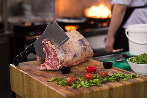 "chef cortando grande pedaço de carne
" - Foto, Imagem