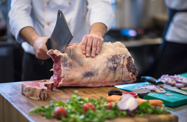 "chef corte gran pedazo de carne de res
" - Foto, imagen