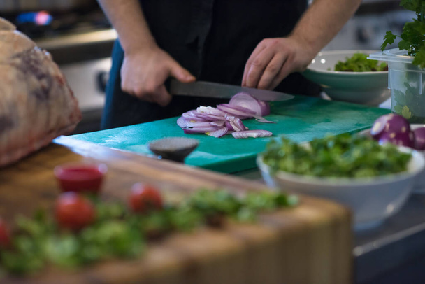 "Manos de chef cortando la cebolla con cuchillo
" - Foto, imagen