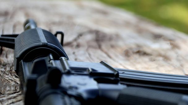 Κοντινό πλάνο πλαστικές σφαίρες από airsoft όπλο ή bb όπλο στο ξύλινο πάτωμα, μαλακό και επιλεκτική εστίαση στις σφαίρες - Φωτογραφία, εικόνα