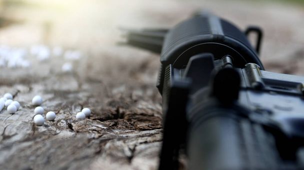 Κοντινό πλάνο πλαστικές σφαίρες από airsoft όπλο ή bb όπλο στο ξύλινο πάτωμα, μαλακό και επιλεκτική εστίαση στις σφαίρες - Φωτογραφία, εικόνα