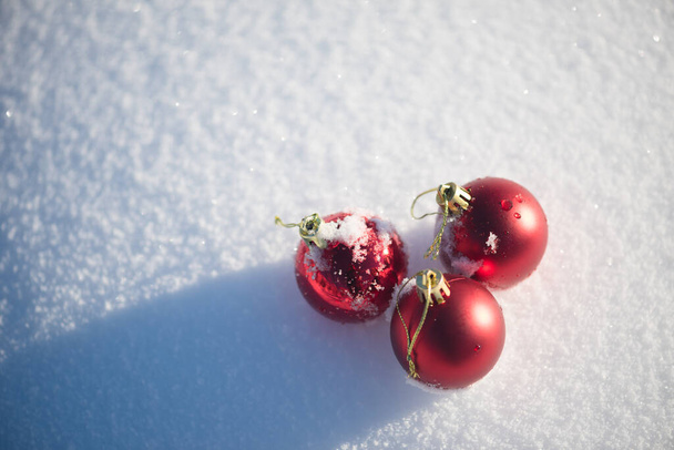 Bolas rojas de Navidad en nieve fresca. Vacaciones de invierno conept - Foto, imagen