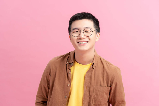 "glimlachende Vietnamese jongeman in bril kijken naar camera" - Foto, afbeelding