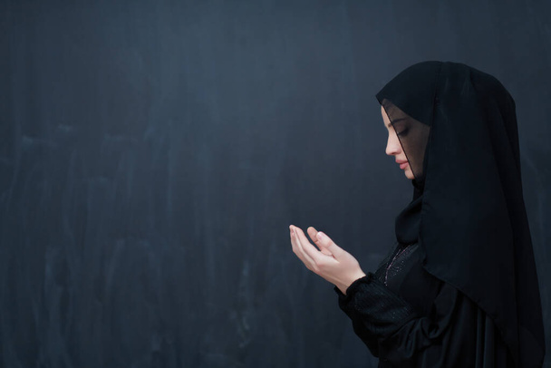 Πορτρέτο της νεαρής μουσουλμανικής γυναίκας κάνοντας dua - Φωτογραφία, εικόνα