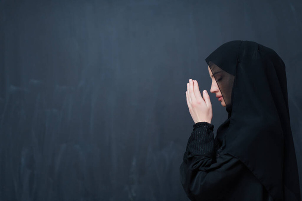 Portré fiatal muszlim nő imádkozik - Fotó, kép
