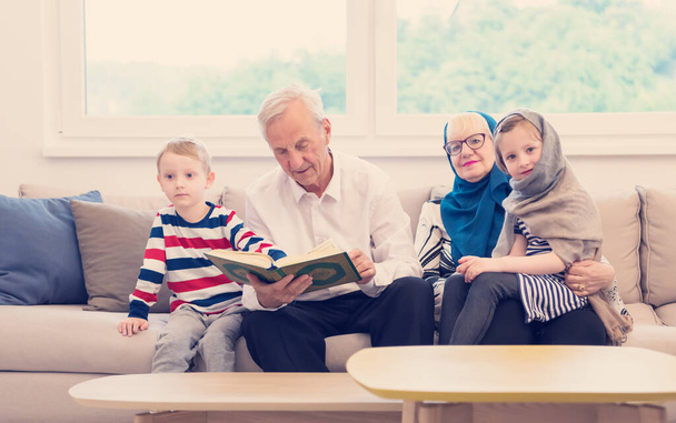 abuelos musulmanes modernos con nietos leyendo el Corán
 - Foto, Imagen
