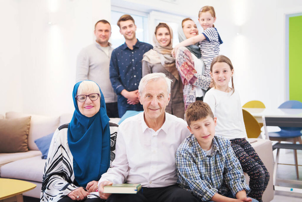 портрет счастливой современной мусульманской семьи
 - Фото, изображение
