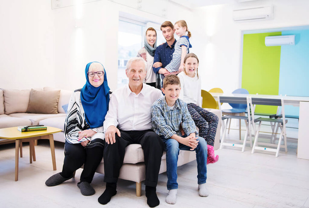 retrato de la feliz familia musulmana moderna
 - Foto, Imagen
