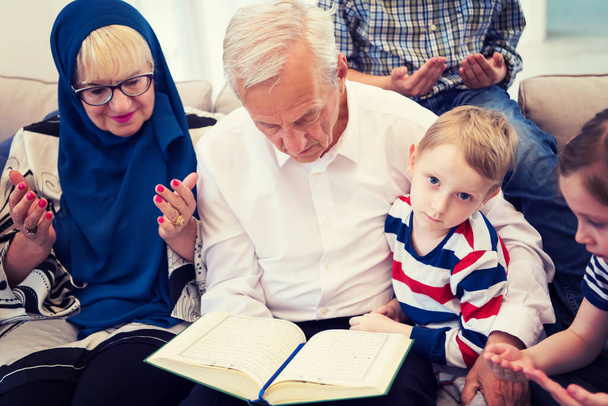 сучасні мусульманські бабусі і дідусі з онуками читанні Корану - Фото, зображення