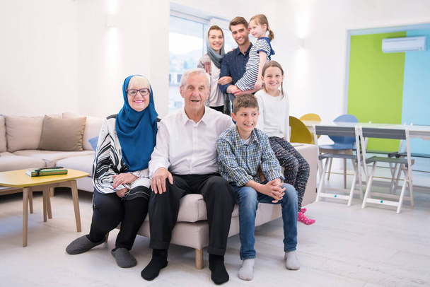 retrato de la feliz familia musulmana moderna
 - Foto, Imagen
