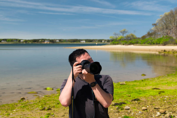 Китаец фотографирует природу на фоне пейзажа в Новой Англии в солнечный день. - Фото, изображение