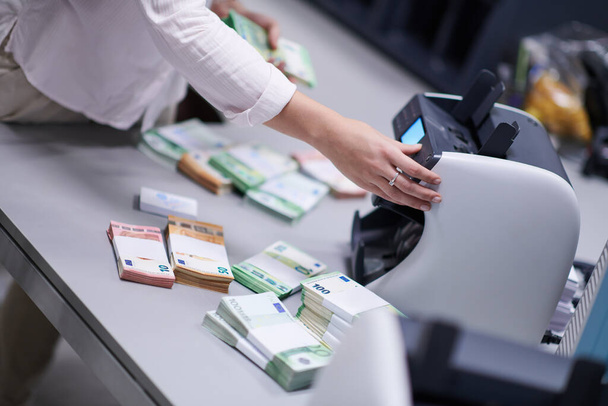 Bankangestellte sortieren und zählen Banknoten   - Foto, Bild