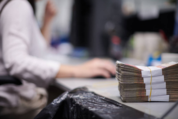 Banka çalışanları kağıt banknotları sıralıyor ve sayıyor   - Fotoğraf, Görsel