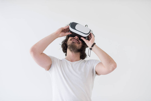"Homme utilisant casque de réalité virtuelle
" - Photo, image