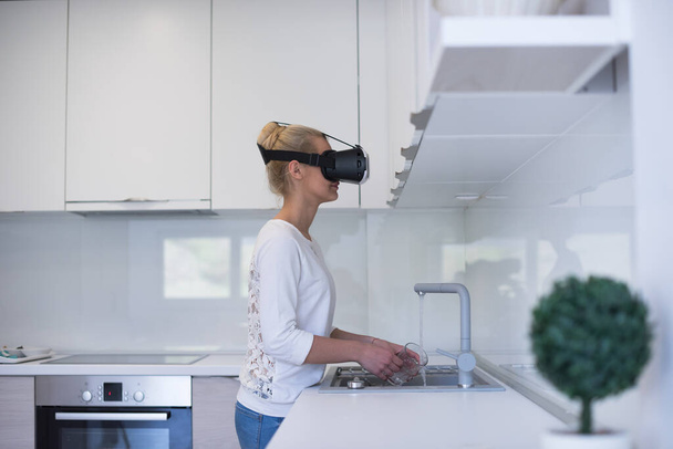 "woman using VR-headset glasses of virtual reality" - Foto, afbeelding