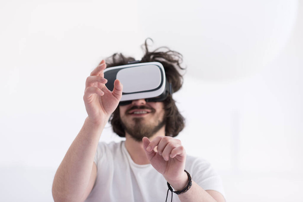 "Hombre usando auriculares de realidad virtual
" - Foto, Imagen