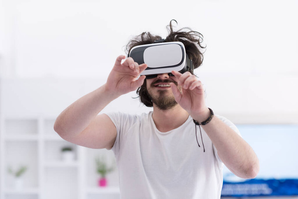"мужчина использует наушники виртуальной реальности
" - Фото, изображение