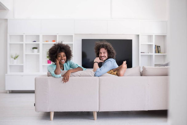 "young multiethnic couple in living room" - Fotoğraf, Görsel