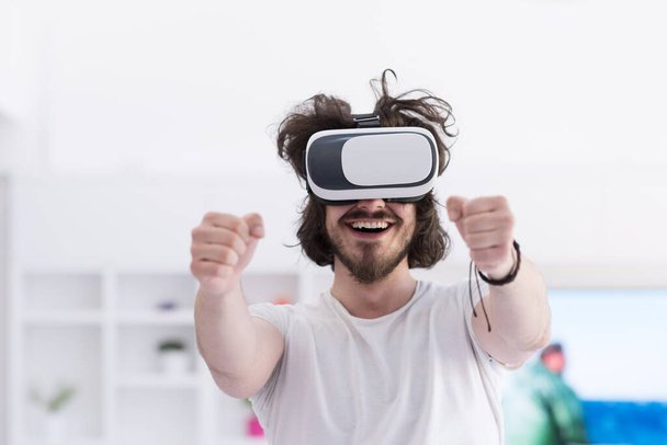 "Mann mit VR-Headset-Brille der virtuellen Realität" - Foto, Bild