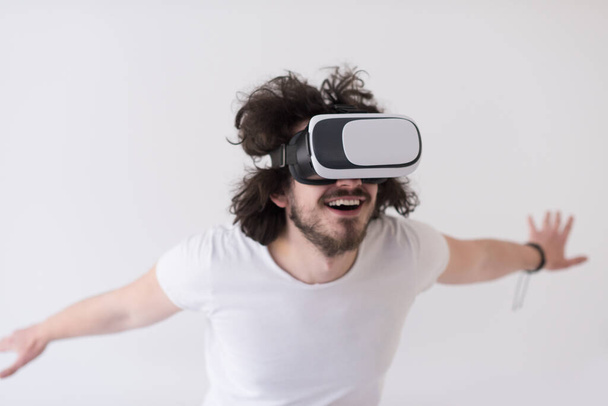 "Человек, использующий гарнитуру виртуальной реальности
" - Фото, изображение