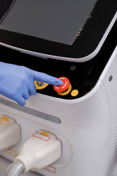 医師や美容師の手の閉じる顔の持ち上げ手順のための超音波美しさデバイス上のプッシュボタン   - 写真・画像