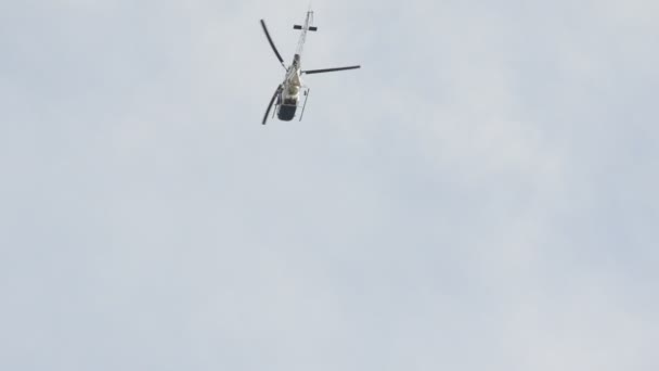 Helicóptero volando contra el cielo azul - Imágenes, Vídeo