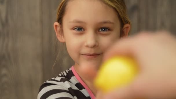 Little girl with lemon - Footage, Video