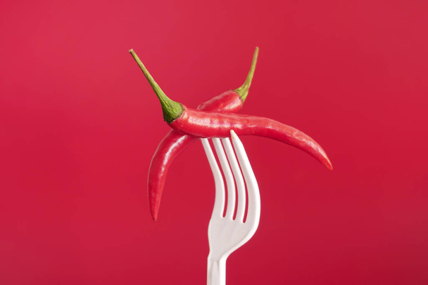 Pimienta roja en tenedor
 - Foto, Imagen