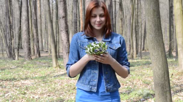 Beautiful girl with flowers - Záběry, video